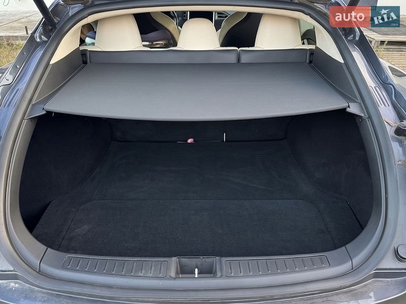 Лифтбек Tesla Model S 2017 в Киеве