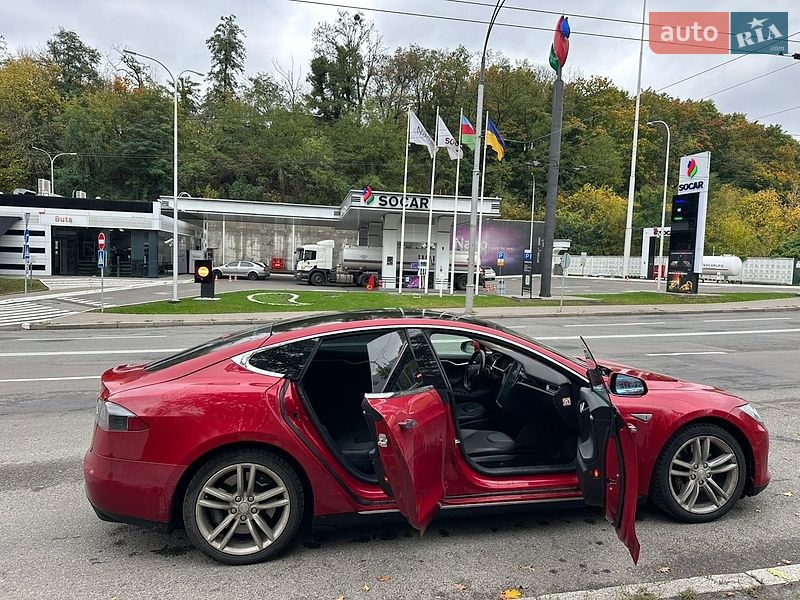 Лифтбек Tesla Model S 2014 в Буче