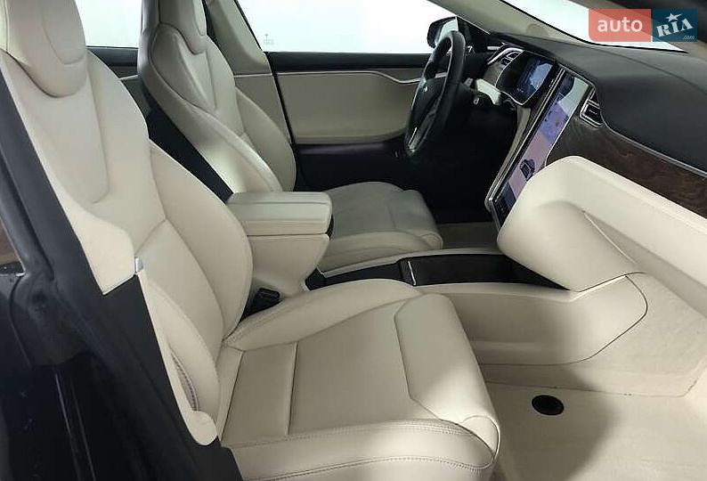 Лифтбек Tesla Model S 2017 в Киеве