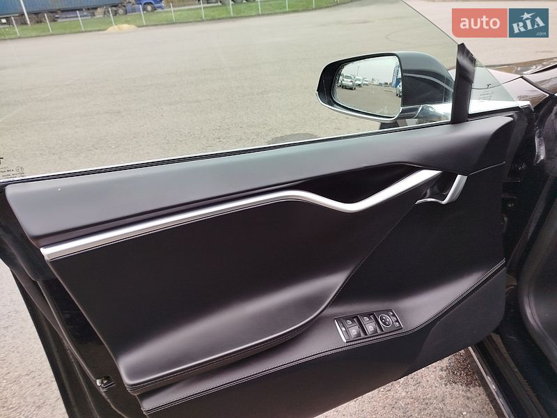 Лифтбек Tesla Model S 2017 в Ковеле