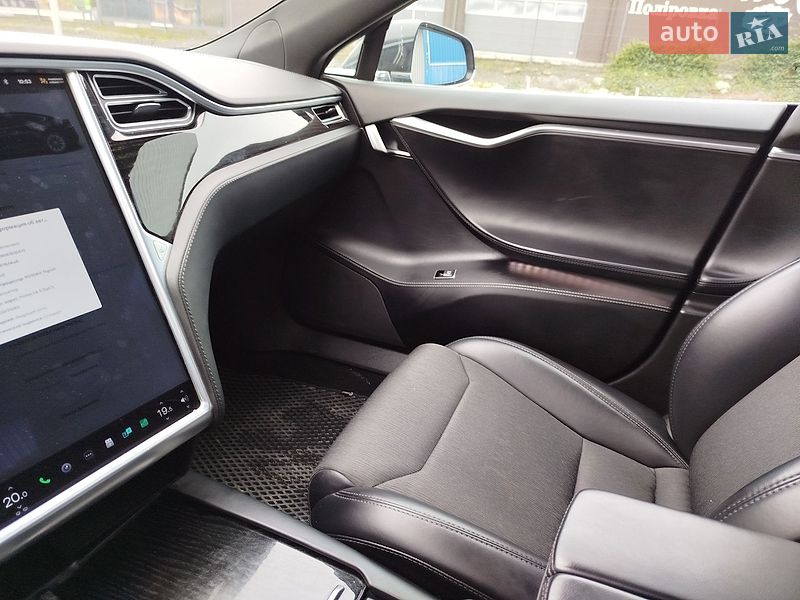 Лифтбек Tesla Model S 2017 в Ковеле