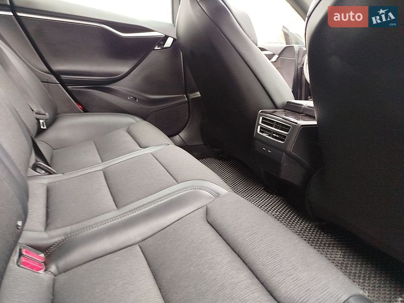 Лифтбек Tesla Model S 2017 в Ковеле