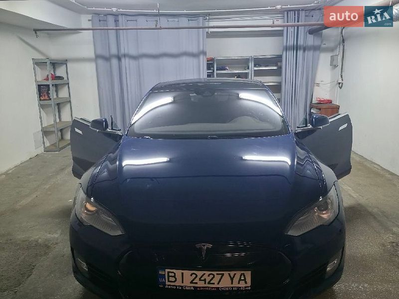 Лифтбек Tesla Model S 2016 в Киеве