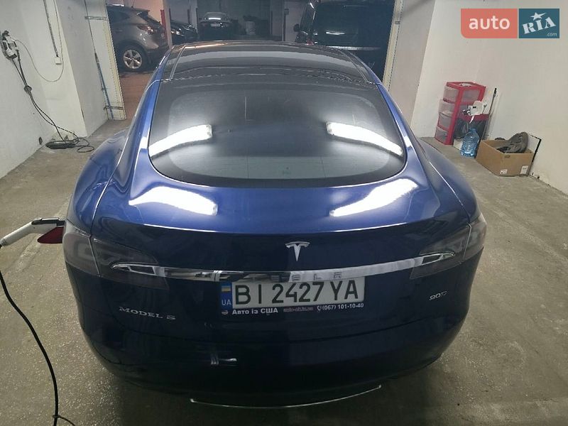 Лифтбек Tesla Model S 2016 в Киеве