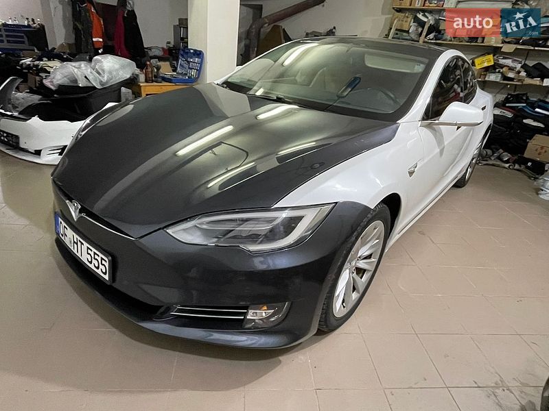 Ліфтбек Tesla Model S 2016 в Бродах