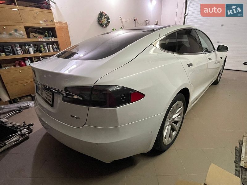 Ліфтбек Tesla Model S 2016 в Бродах