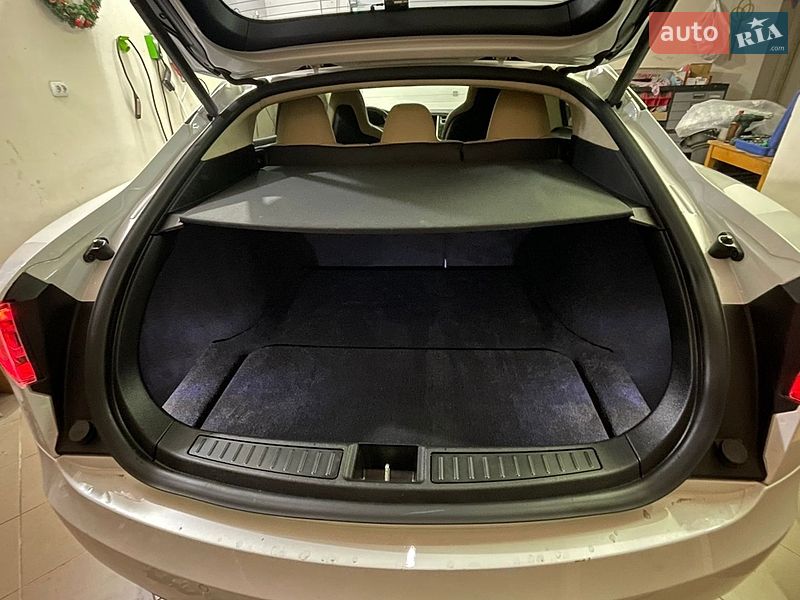 Ліфтбек Tesla Model S 2016 в Бродах