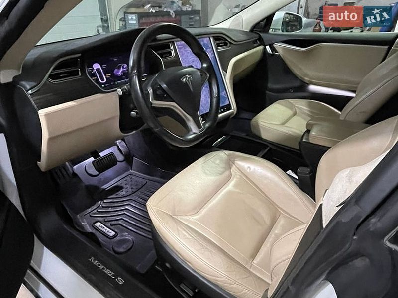 Ліфтбек Tesla Model S 2016 в Бродах