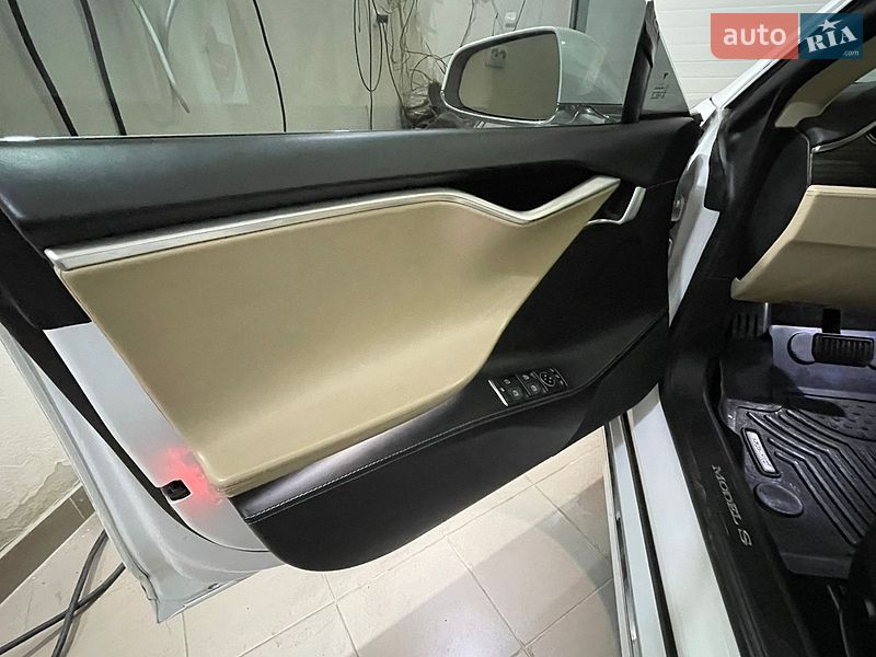 Ліфтбек Tesla Model S 2016 в Бродах