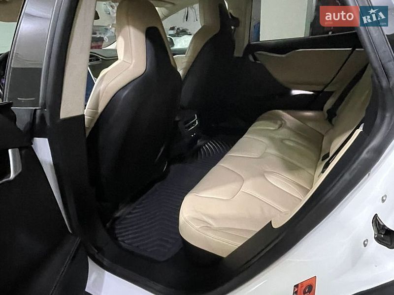 Ліфтбек Tesla Model S 2016 в Бродах