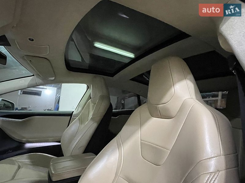 Ліфтбек Tesla Model S 2016 в Бродах