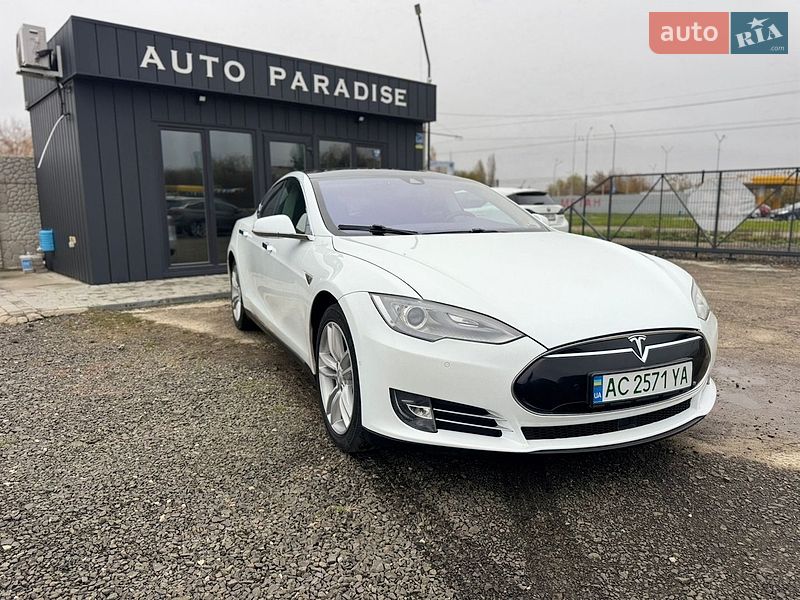 Лифтбек Tesla Model S 2015 в Луцке