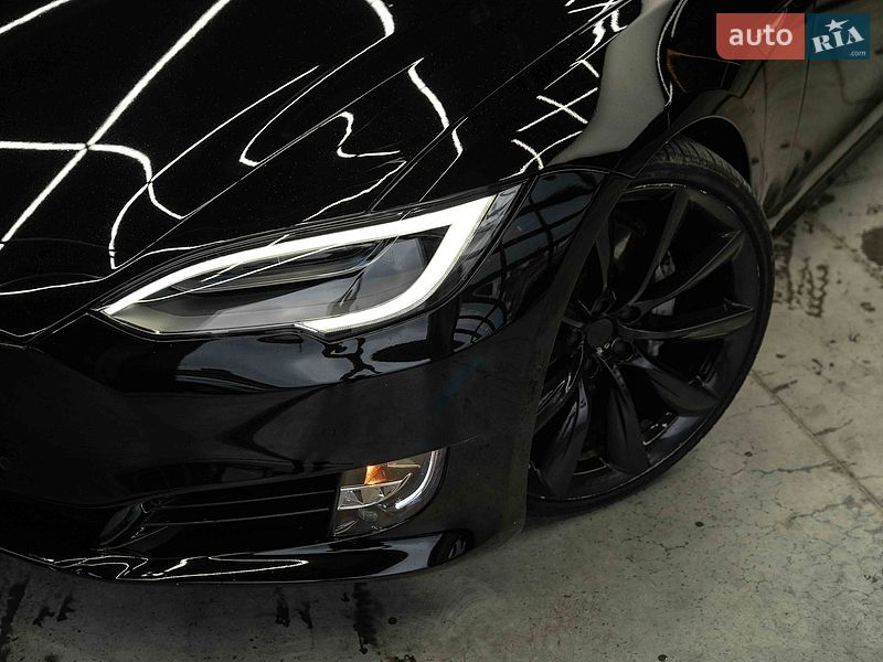 Лифтбек Tesla Model S 2018 в Черновцах