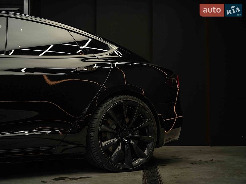 Лифтбек Tesla Model S 2018 в Черновцах