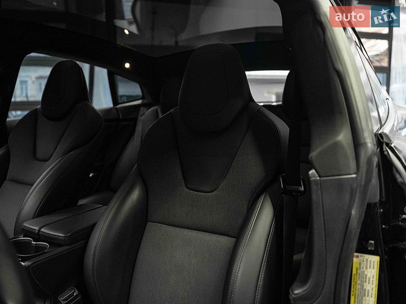 Лифтбек Tesla Model S 2018 в Черновцах