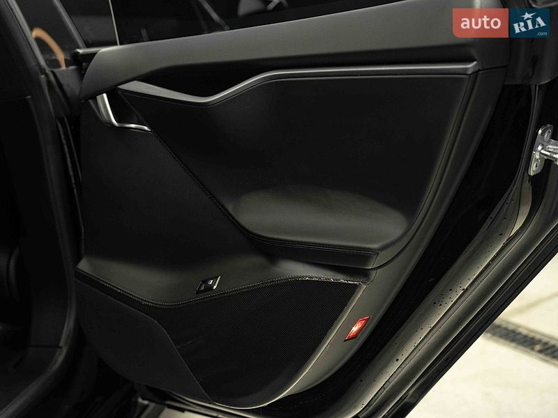 Лифтбек Tesla Model S 2018 в Черновцах