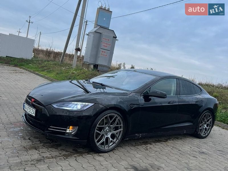 Лифтбек Tesla Model S 2015 в Луцке