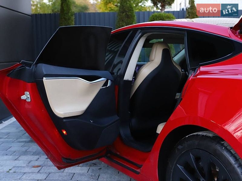 Ліфтбек Tesla Model S 2017 в Трускавці