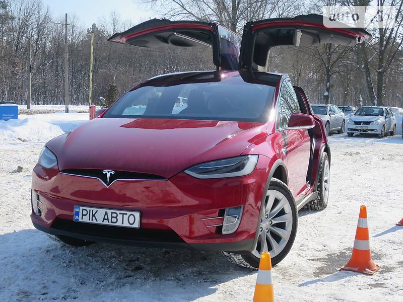 Tesla Model X 2018 года