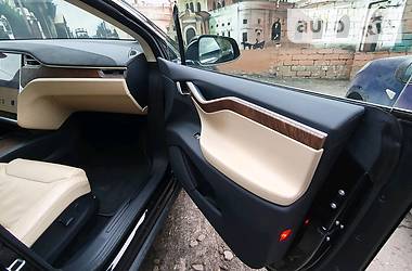 Позашляховик / Кросовер Tesla Model X 2017 в 