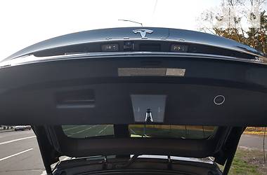 Позашляховик / Кросовер Tesla Model X 2017 в 