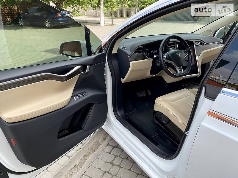 Хэтчбек Tesla Model X 2016 в Сторожинце