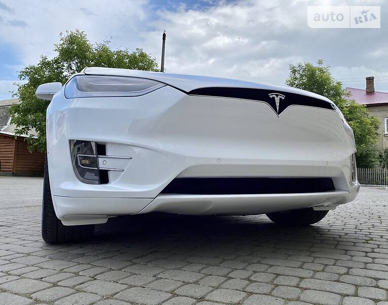 Хэтчбек Tesla Model X 2016 в Сторожинце
