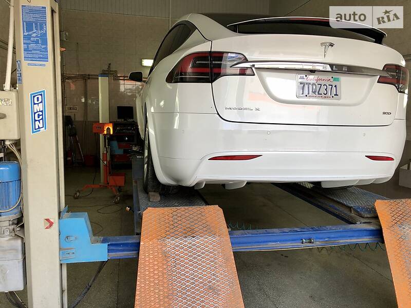 Хэтчбек Tesla Model X 2016 в Сторожинце