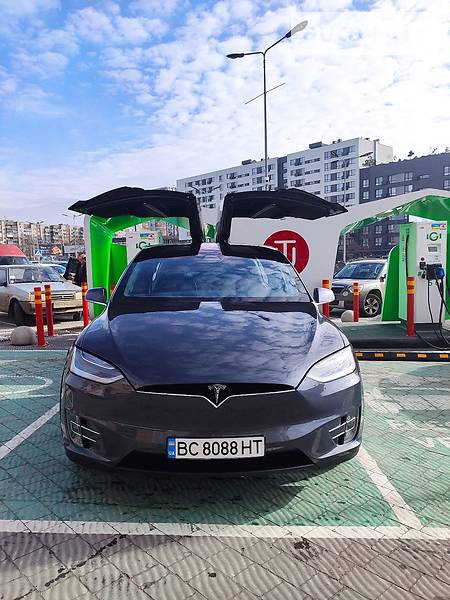 Позашляховик / Кросовер Tesla Model X 2017 в 