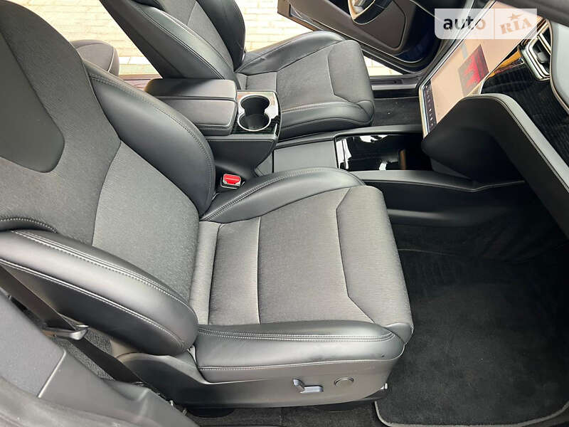 Позашляховик / Кросовер Tesla Model X 2017 в Луцьку
