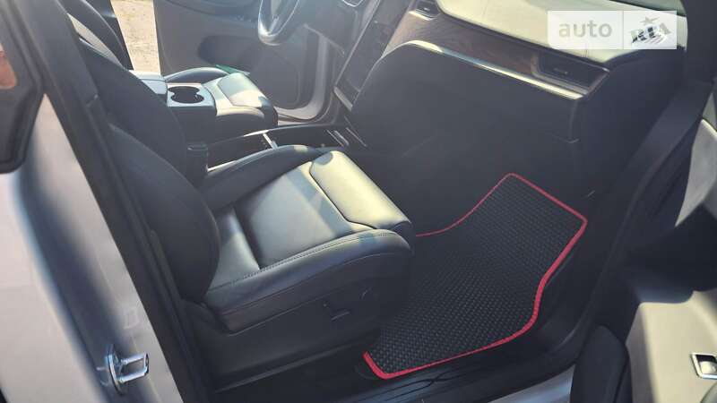 Позашляховик / Кросовер Tesla Model X 2018 в Кам'янському