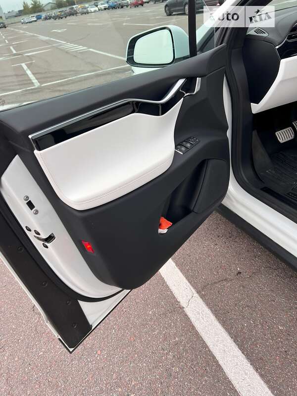 Позашляховик / Кросовер Tesla Model X 2017 в Львові
