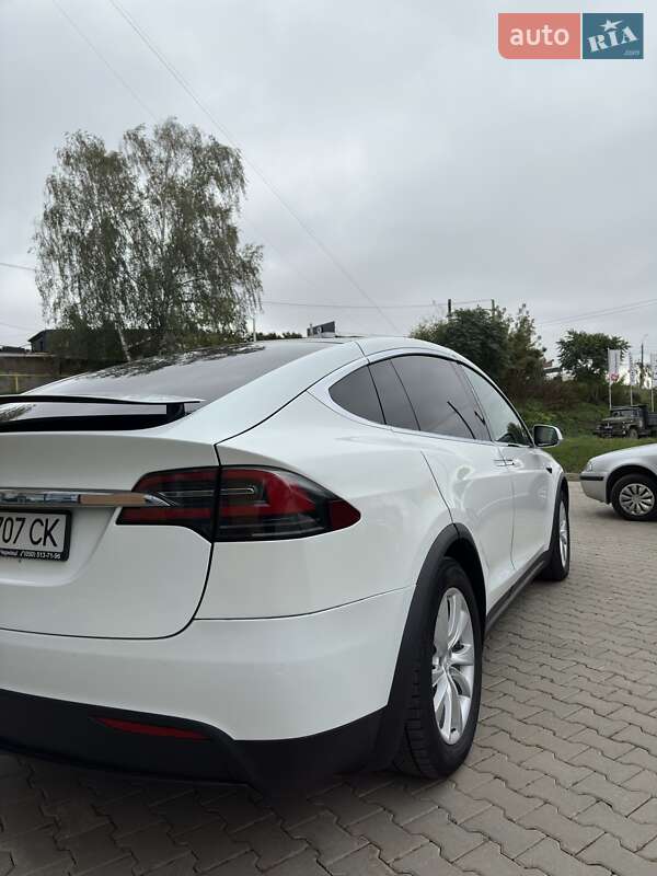 Позашляховик / Кросовер Tesla Model X 2017 в Чернівцях
