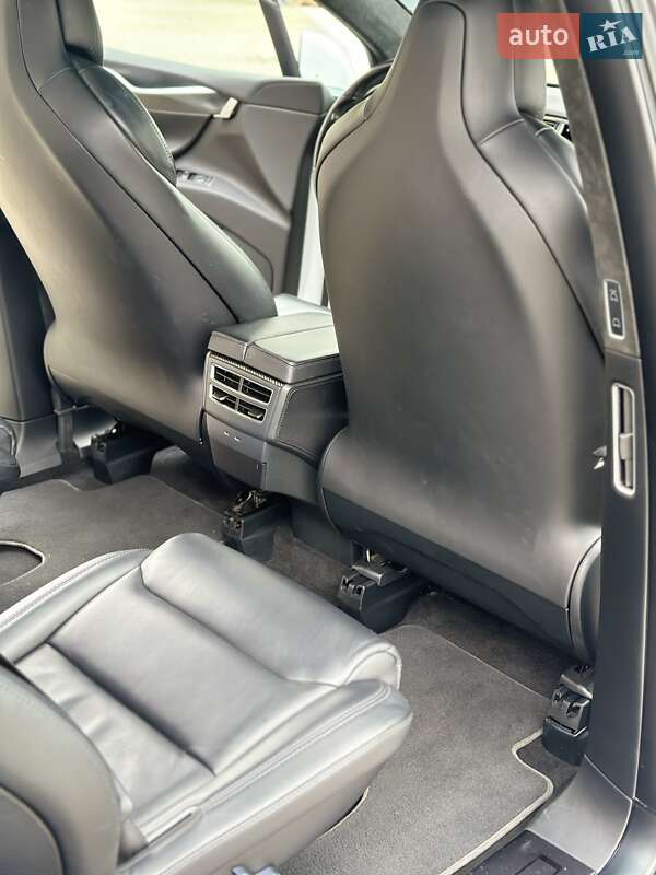 Позашляховик / Кросовер Tesla Model X 2017 в Чернівцях