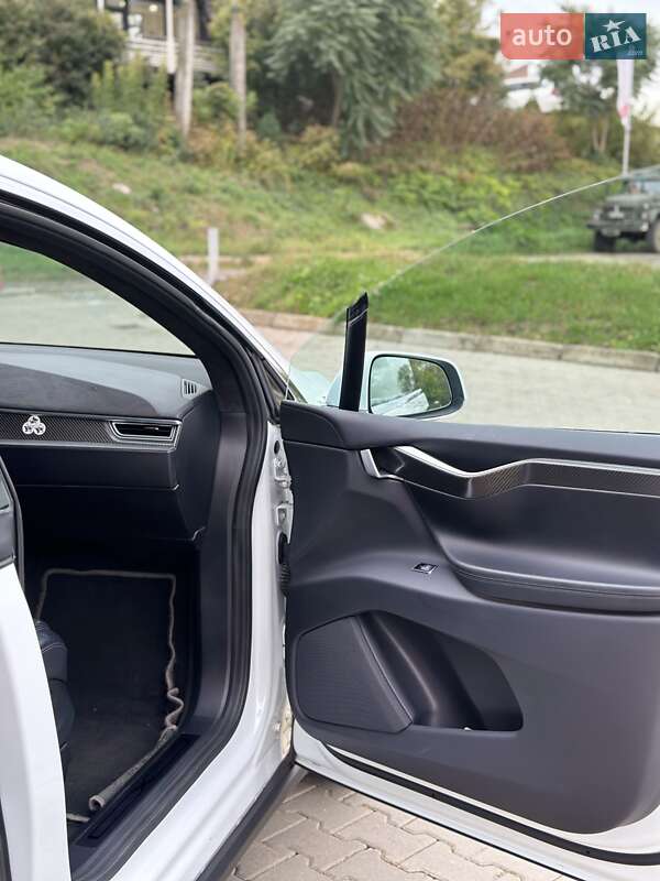 Позашляховик / Кросовер Tesla Model X 2017 в Чернівцях
