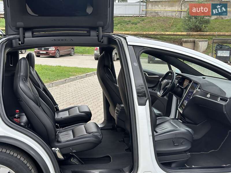 Позашляховик / Кросовер Tesla Model X 2017 в Чернівцях
