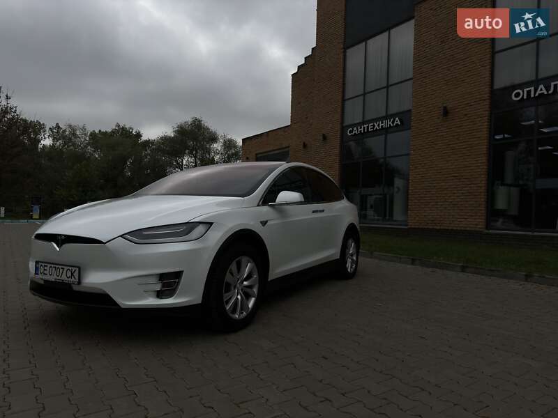 Позашляховик / Кросовер Tesla Model X 2017 в Чернівцях
