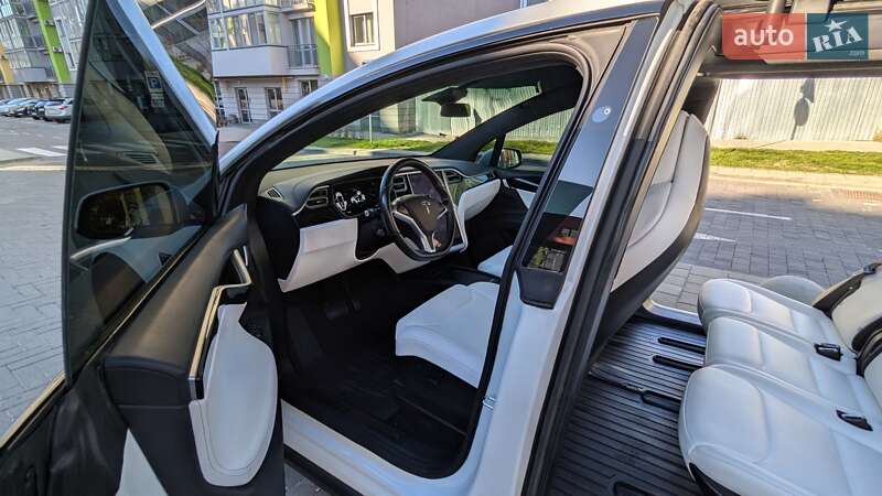 Позашляховик / Кросовер Tesla Model X 2018 в Львові
