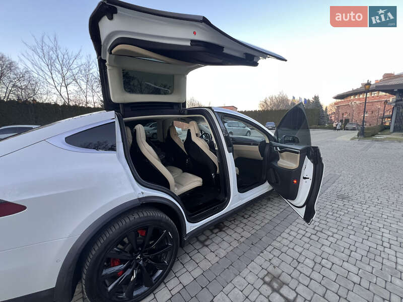Позашляховик / Кросовер Tesla Model X 2016 в Львові