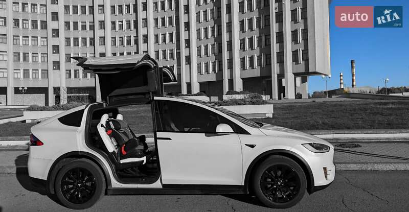 Позашляховик / Кросовер Tesla Model X 2018 в Львові