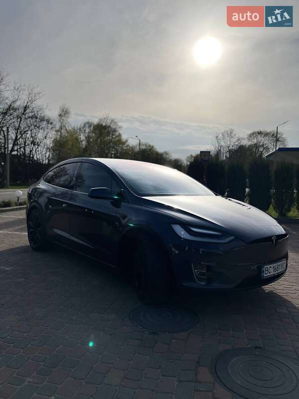 Позашляховик / Кросовер Tesla Model X 2016 в Новояворівську