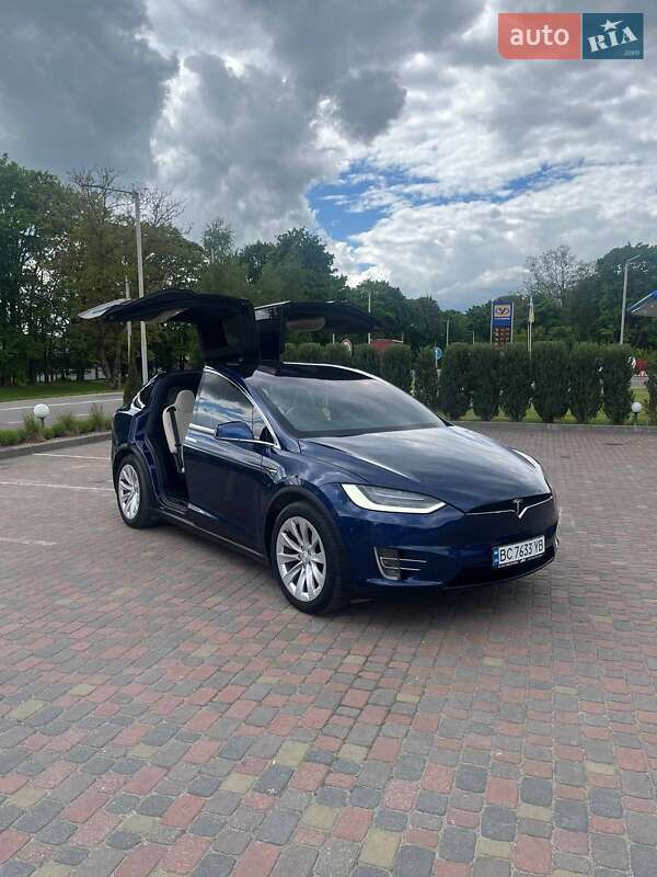 Внедорожник / Кроссовер Tesla Model X 2018 в Новояворовске