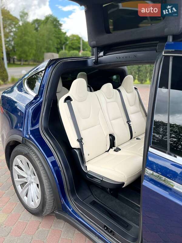 Внедорожник / Кроссовер Tesla Model X 2018 в Новояворовске