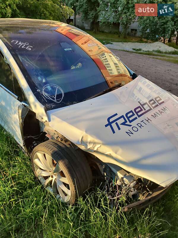 Внедорожник / Кроссовер Tesla Model X 2017 в Сарнах