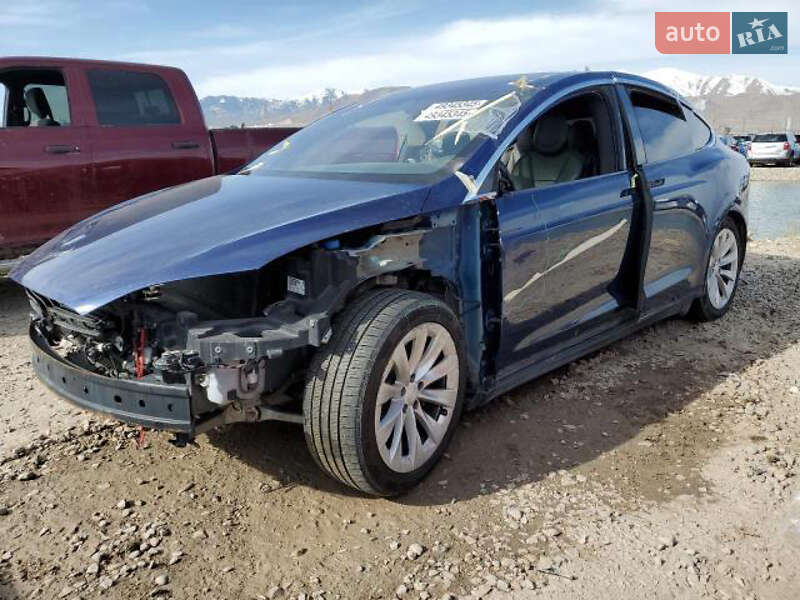 Позашляховик / Кросовер Tesla Model X 2016 в 