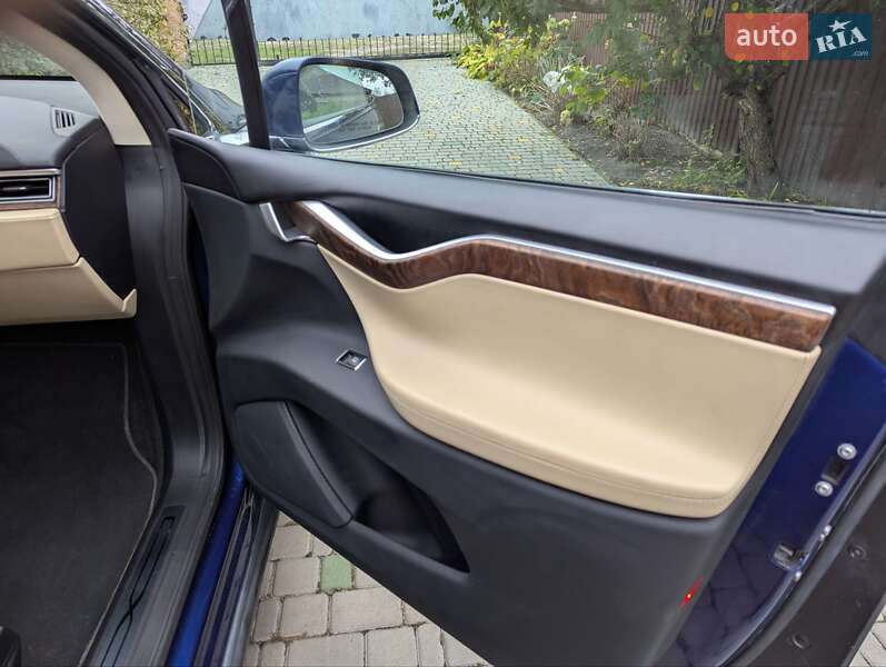 Позашляховик / Кросовер Tesla Model X 2017 в Рівному
