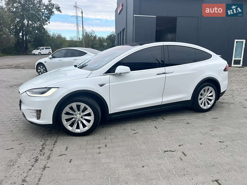 Позашляховик / Кросовер Tesla Model X 2016 в Чернівцях