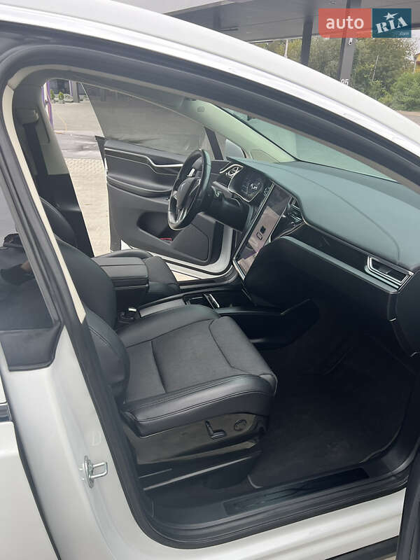 Позашляховик / Кросовер Tesla Model X 2016 в Чернівцях