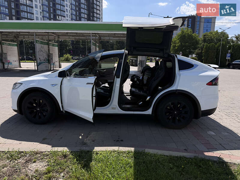 Позашляховик / Кросовер Tesla Model X 2016 в Івано-Франківську