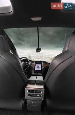 Позашляховик / Кросовер Tesla Model X 2018 в 